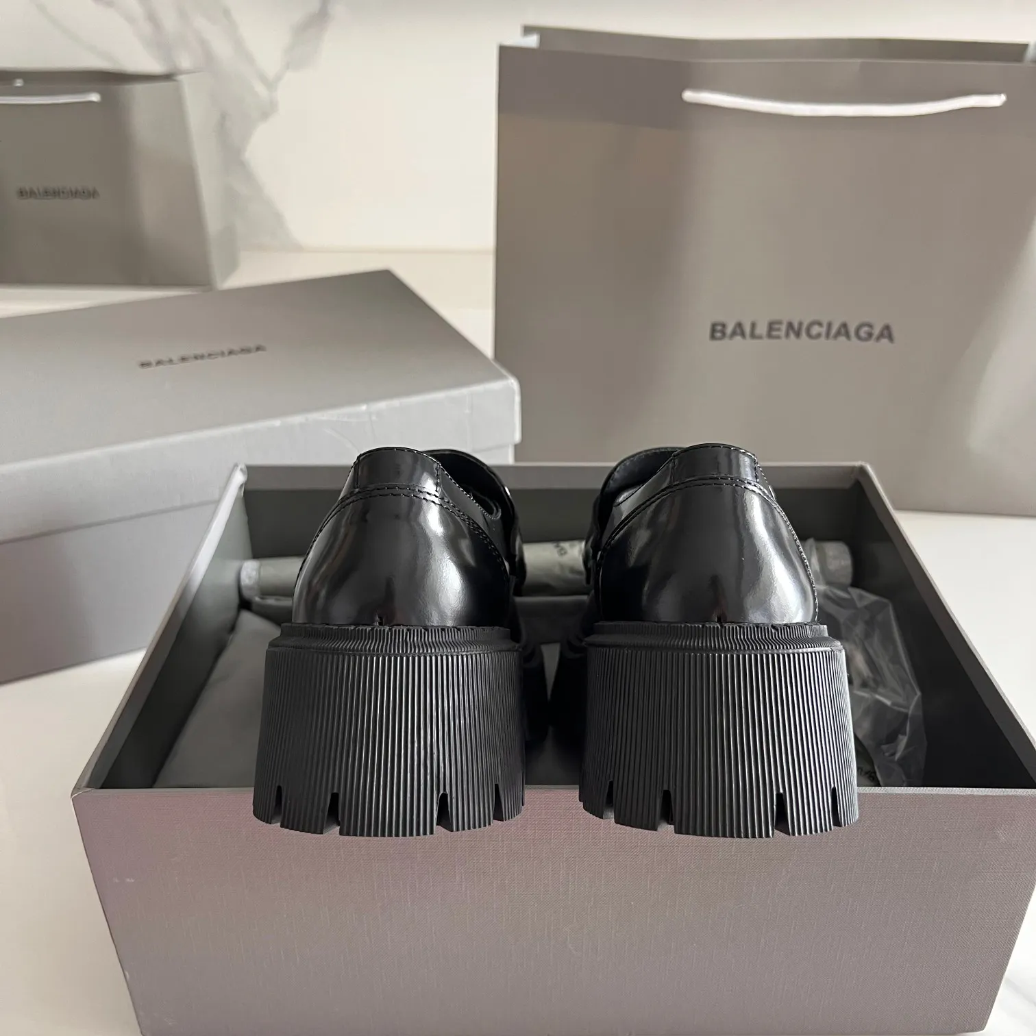 👟👟Ex-factory price 600👟👟 BALENCIAGA# Balenciaga's new big-toe derby shoes TRACTOR big-toe derby shoes loafers👞 Original medium-gloss open-edge beaded cowhide. Restrained and stylish. Matched with the brand logo on the shoe cover. The rhythm of closing your eyes. The lining and feet are made of black silk cowhide. The texture is soft and delicate. The gear-shaped rubber outsole is 5cm higher. Size: 35-40 (customization of 40 pieces is not returnable)